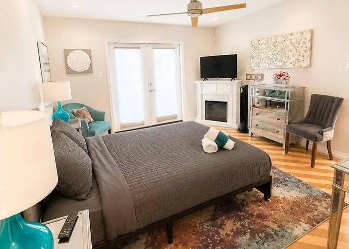 Stylish Escape | Near Downtown | Wi-fi Holiday home *