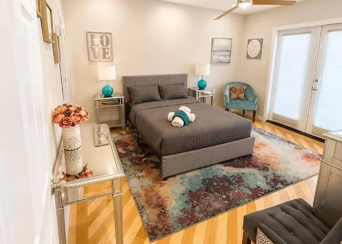 Stylish Escape | Near Downtown | Wi-fi Holiday home