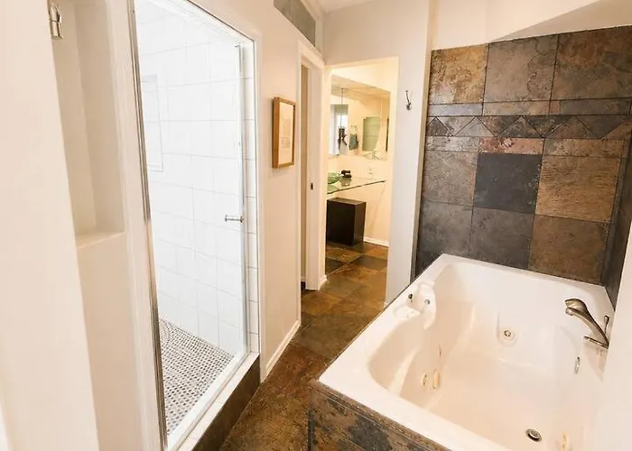 Stylish Escape | Near Downtown | Wi-fi Holiday home *