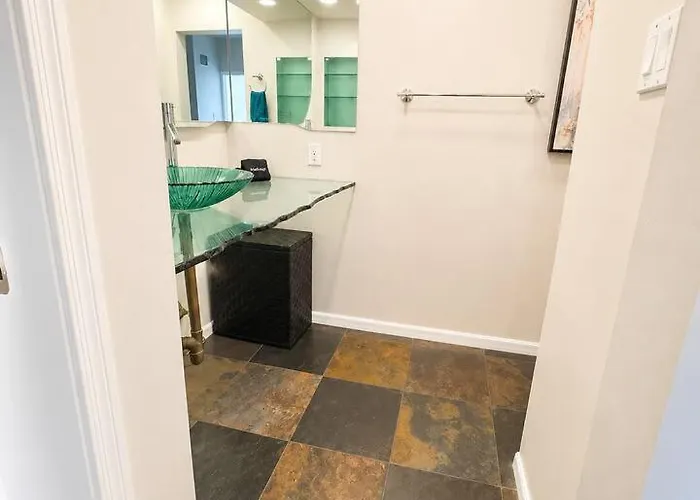 Stylish Escape | Near Downtown | Wi-fi *