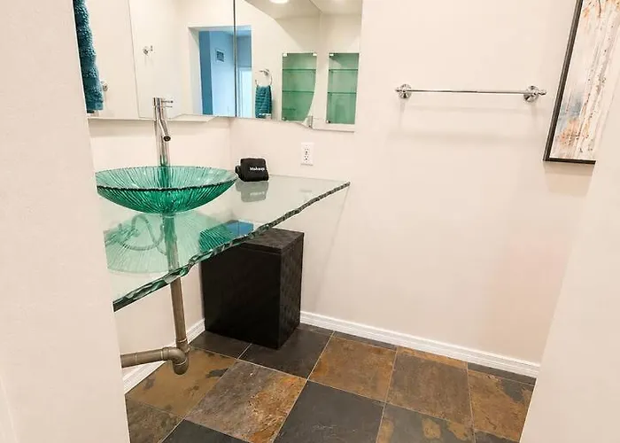 Stylish Escape | Near Downtown | Wi-fi Holiday home