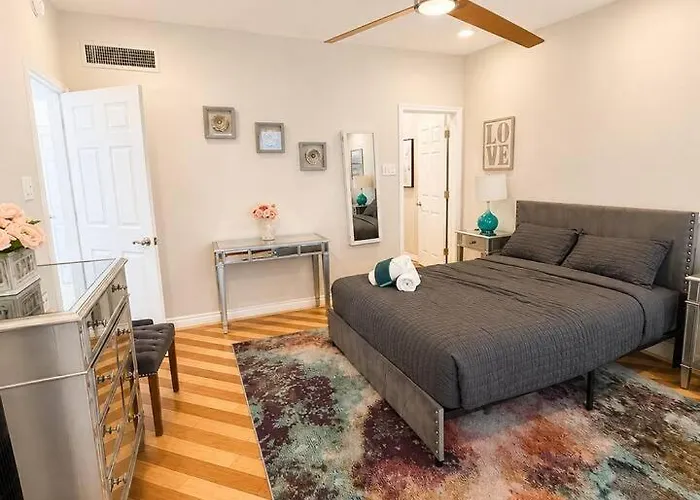 Stylish Escape | Near Downtown | Wi-fi Holiday home *