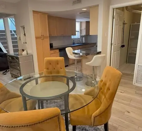 Stylish Escape | Near Downtown | Wi-fi *
